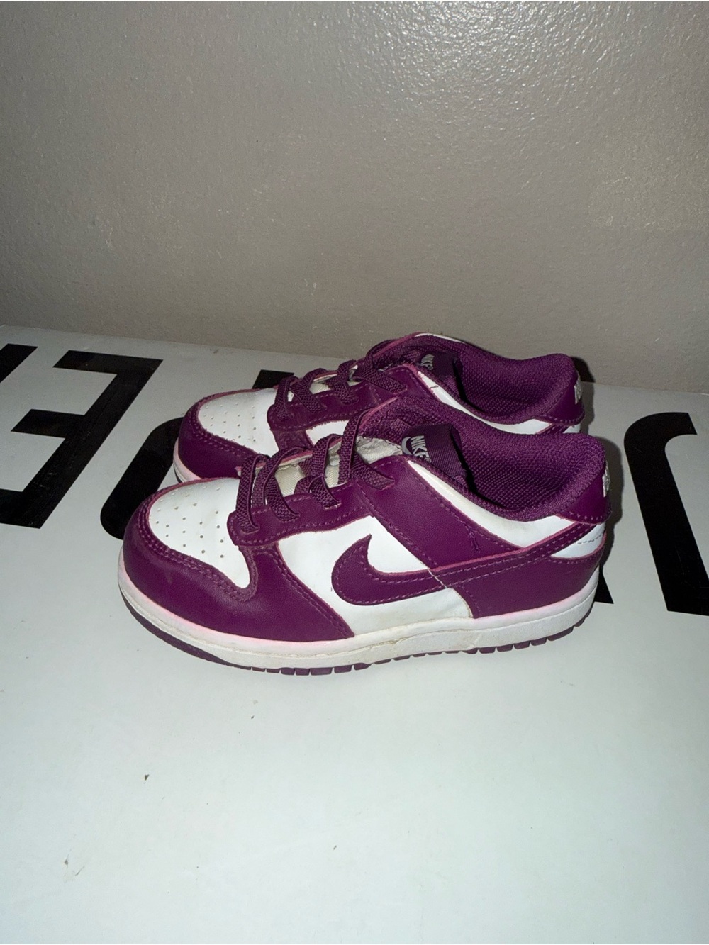 Nike Kids Low-Top Sneakers in Purple and White